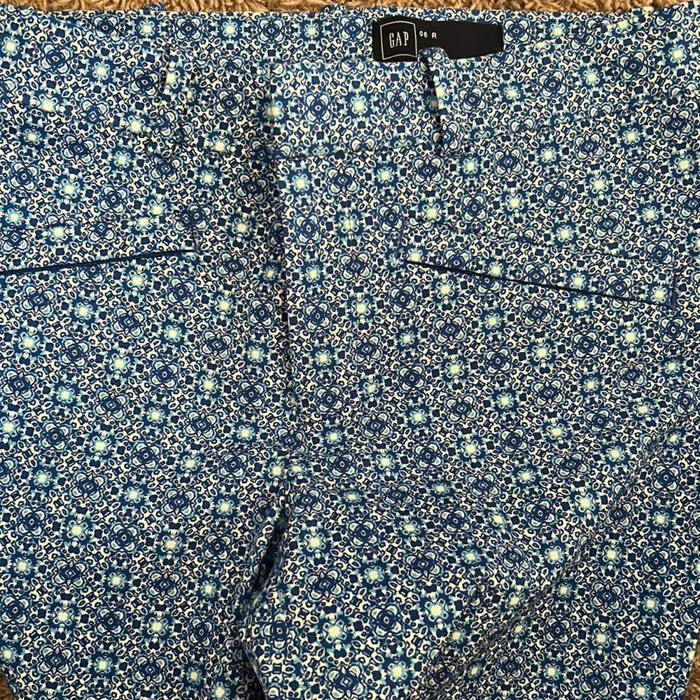 Never wore GAP dressy capris. Perfect for the spring/ summer or office wear.